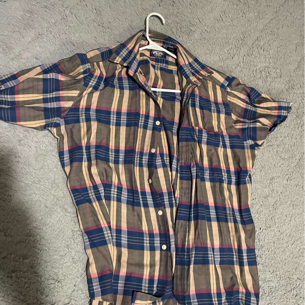Cut short sleeve button up